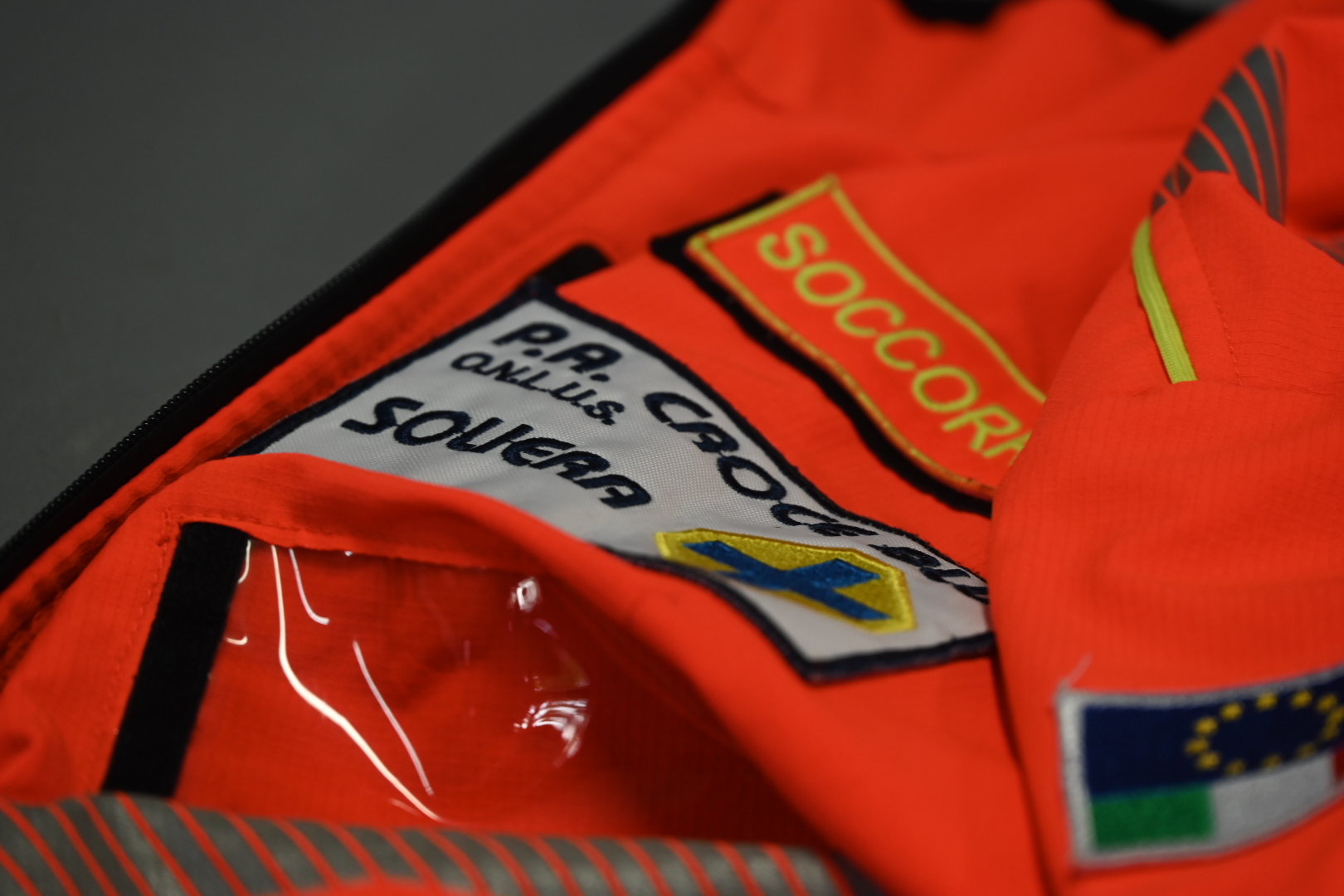 Immagine del giubbotto di un soccoritore della Croce Blu Soliera