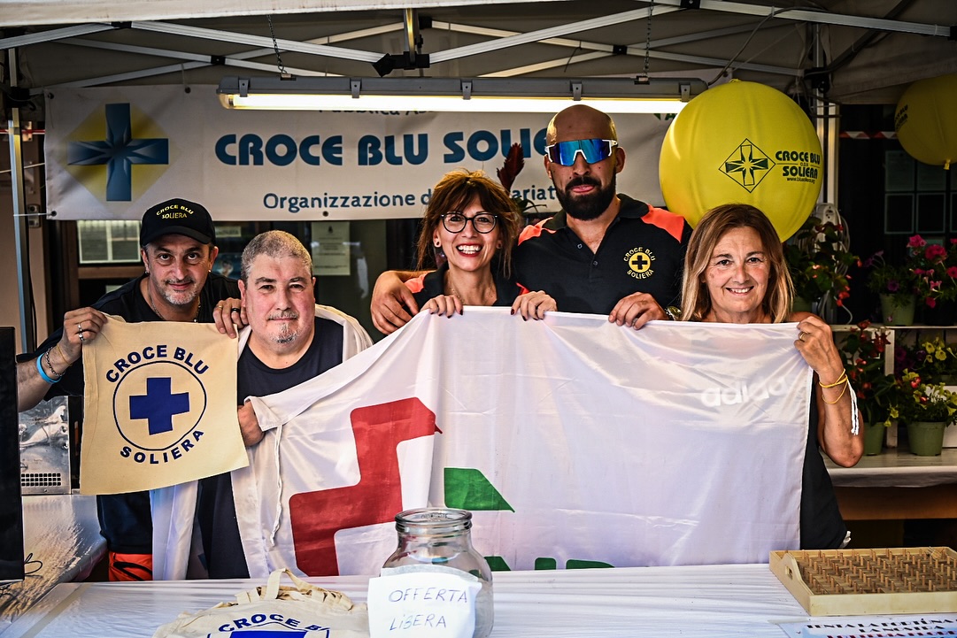 Volontari in un banchetto dove ricevono donazioni