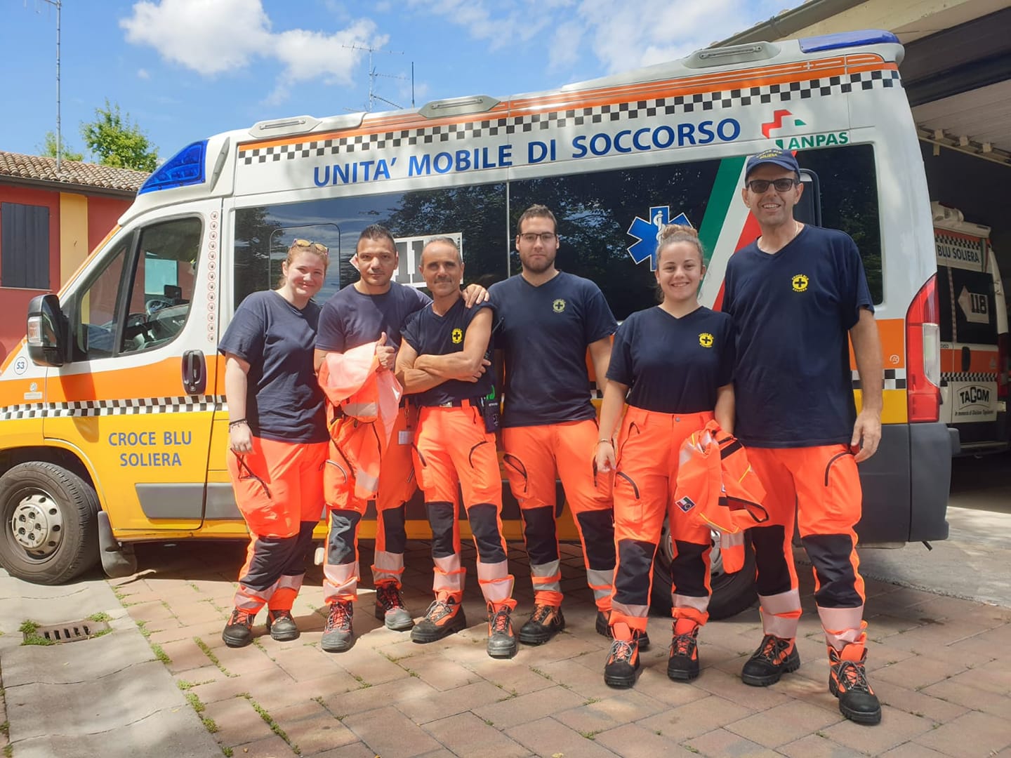 Team Croce Blu Soliera con dietro l'unità mobile di soccorso