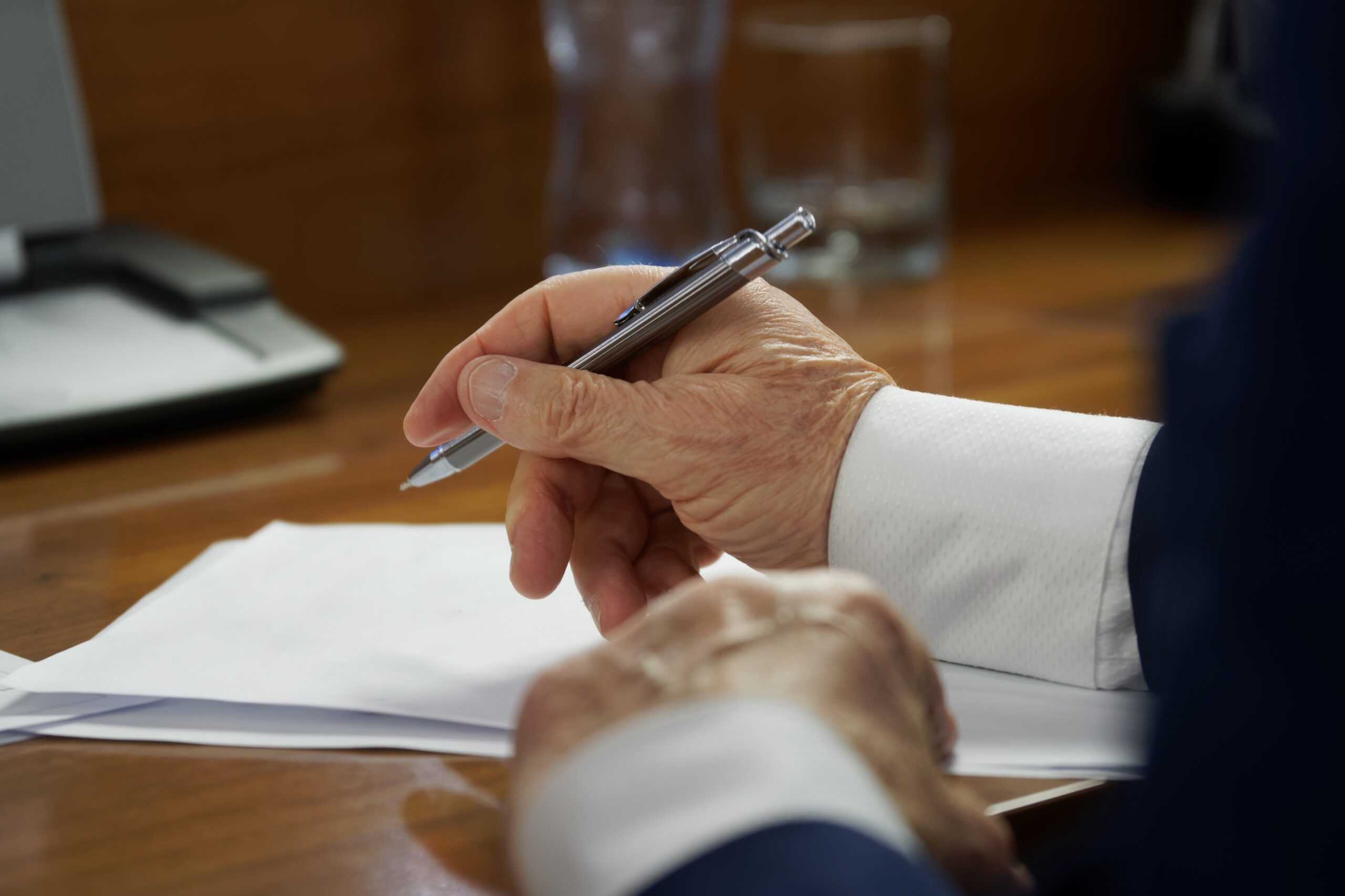 Immagine di una mano che si accinge a scrivere il lascito testamentario